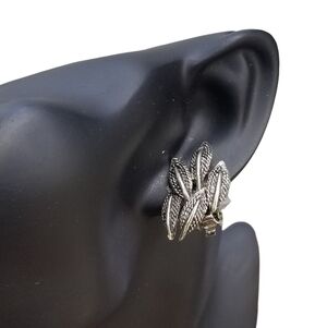 VINTAGE SILVERPLATED CLUSTER LEAF MOTIF CLIP ON EARRINGS